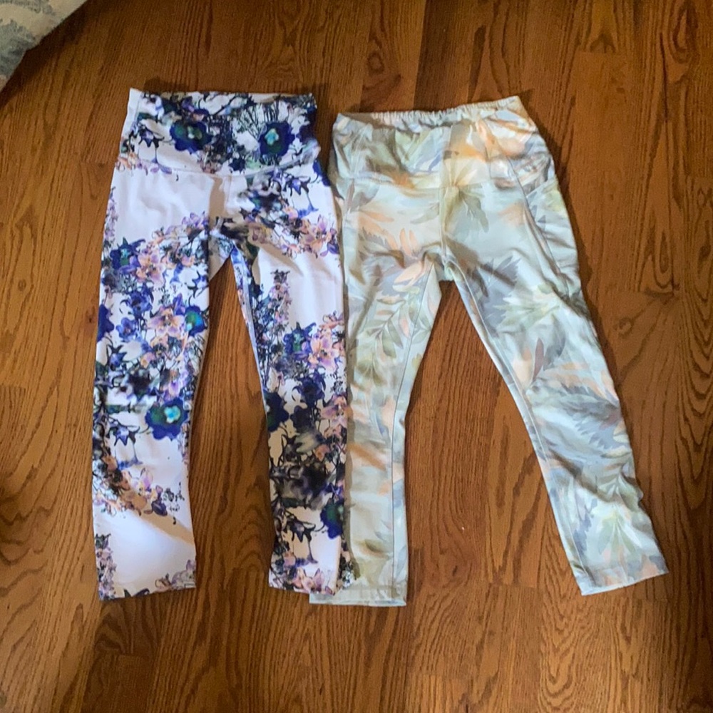 Pair of two cropped leggings printed.